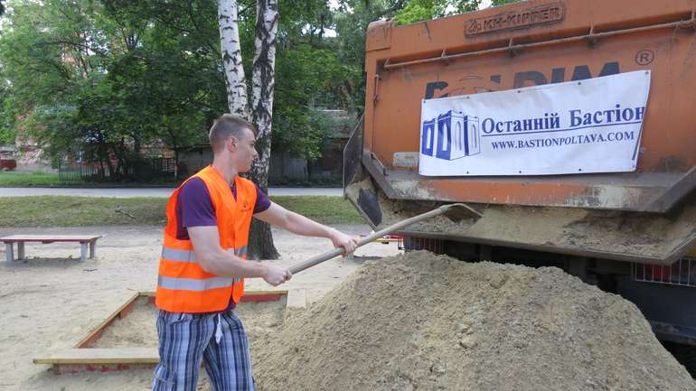 Активісти Останнього Бастіону продовжують завозити пісок для полтавських дітлахів