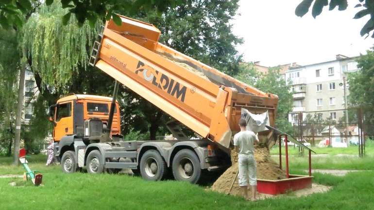 Активісти «Останнього Бастіону» розвезли пісок у двори мікрорайону Половки