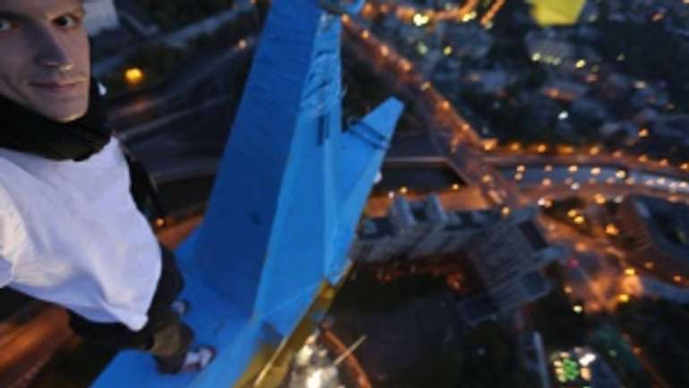 Відчайдухом, що повісив український прапор на багатоповерхівку в Москві виявився українець