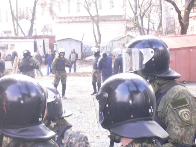 Спецпризначенці і тітушки влаштували бійку з місцевими жителями, захищаючи будмайданчик депутата-комуніста_4