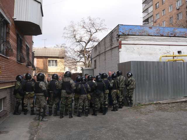Спецпризначенці і тітушки влаштували бійку з місцевими жителями, захищаючи будмайданчик депутата-комуніста_16