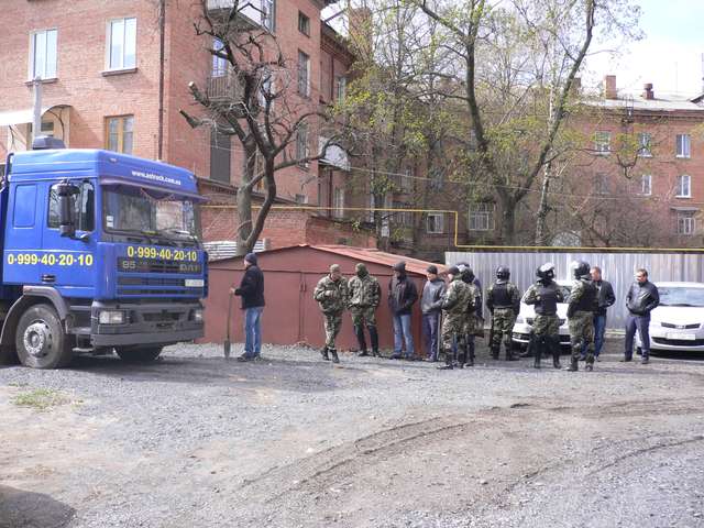 Спецпризначенці і тітушки влаштували бійку з місцевими жителями, захищаючи будмайданчик депутата-комуніста_26