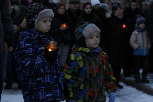 Понад тисяча містян вшанували жертв Голодомору в Полтаві_8