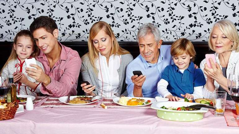 ​Смартфони у батьків шкодять сім'ї