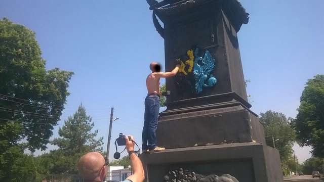 Вандали вдруге розфарбували пам’ятник на місці відпочинку Петра І_2