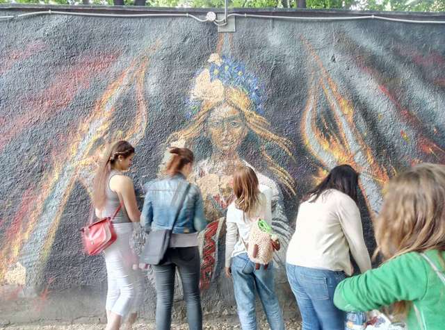 Полтавці відновили графіті-меморіал Героям Небесної Сотні_2