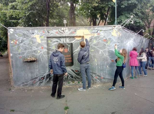 Полтавці відновили графіті-меморіал Героям Небесної Сотні_4