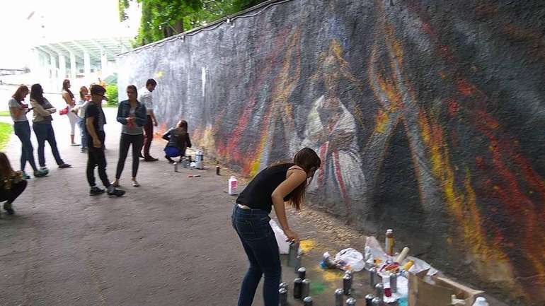 Полтавці відновили графіті-меморіал Героям Небесної Сотні