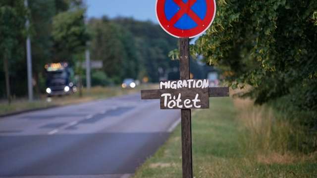 «Це не толерантно»: у ФРН поліція демонтувала пам’ятні знаки на згадку про вбитих мігрантами німців_2