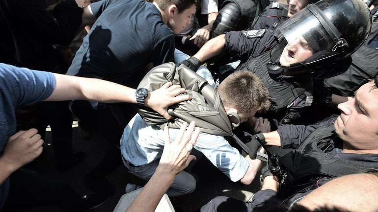 Протести в Москві: затримано понад пів тисячі учасників. Мітингарі не розходяться (фото)