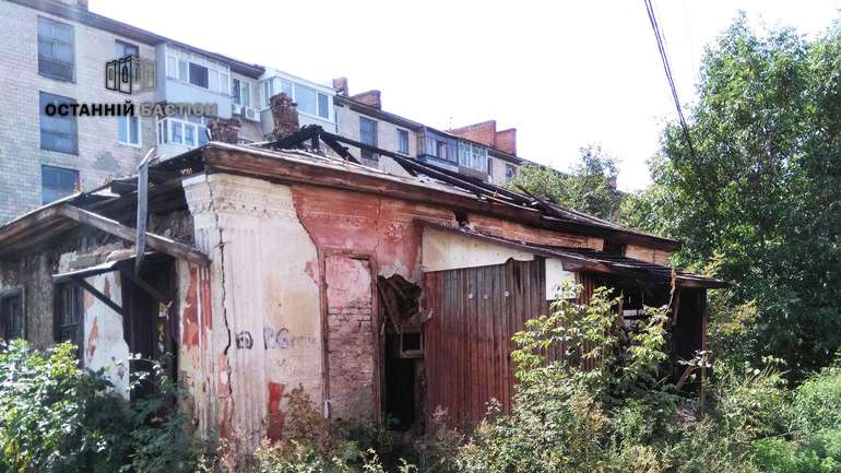 Зруйнована хижа біля ТРЦ «Київ» приваблює наркоманів