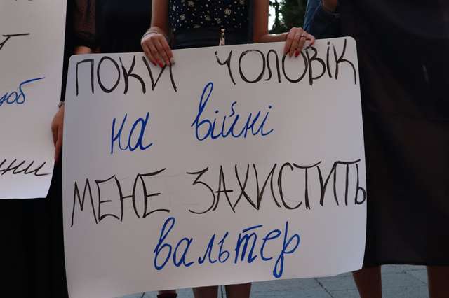 Українські жінки вимагають прийняття закону про зброю – під Адміністрацією президента пройшов мітинг (фото)_6