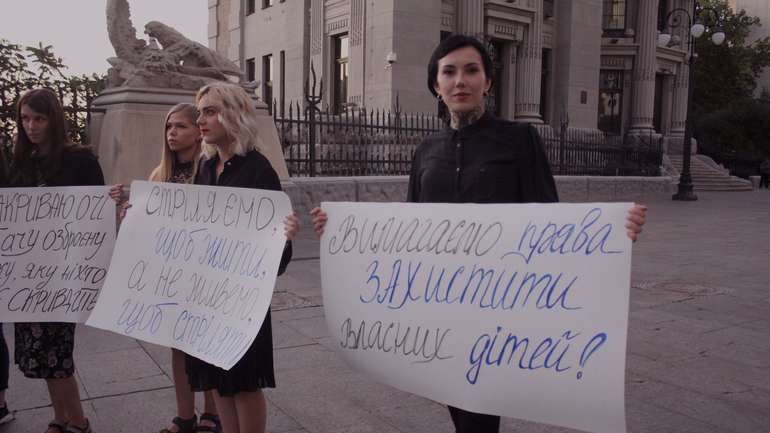 Українські жінки вимагають прийняття закону про зброю – під Адміністрацією президента пройшов мітинг (фото)