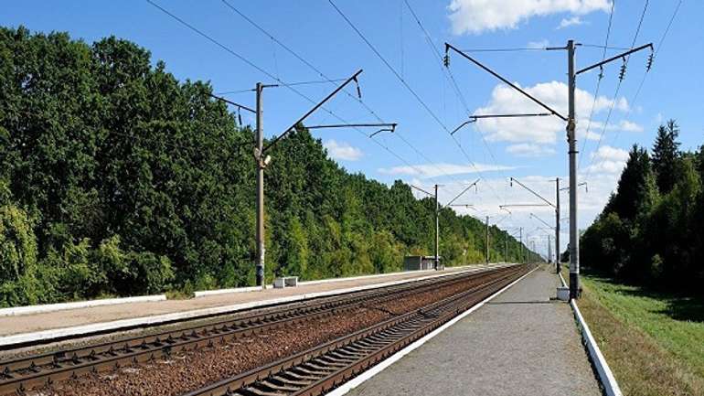 Мешканці Карлівки скаржаться на відсутність залізничної платформи