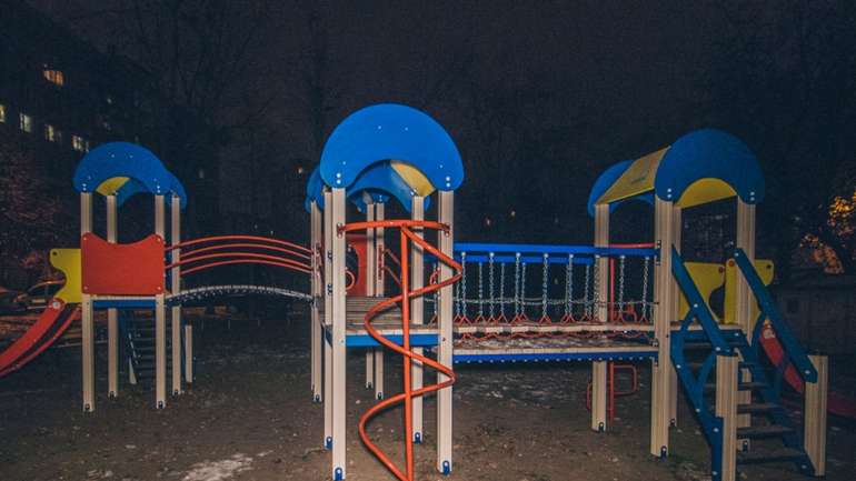 У сусідньому з Кременчуком місті знайшли тіло чоловіка на дитячому майданчику