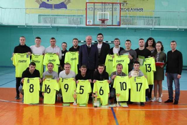 У Полтавському педагогічному університеті презентували нову форму футбольної команди_2