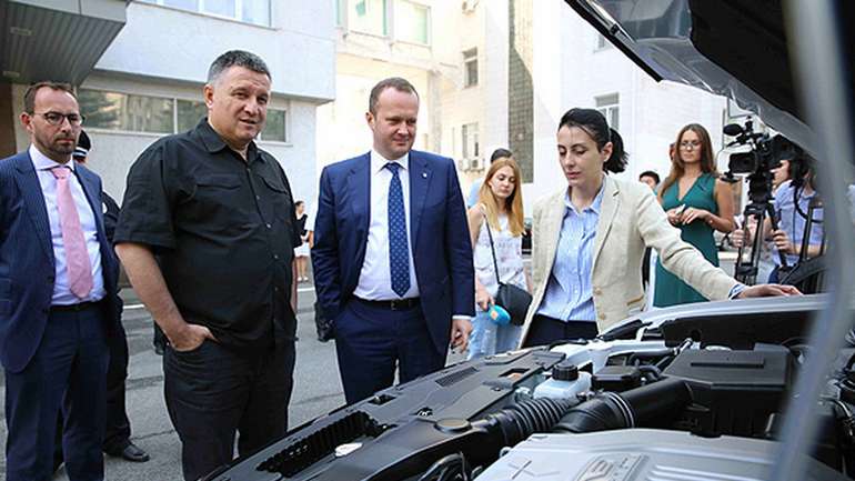 Аваков & Co переплатили чверть мільярда за автівки для поліції - НАБУ