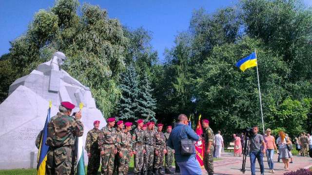 Військові урочисто підняли стяг біля пам’ятника Шевченку в Полтаві_2