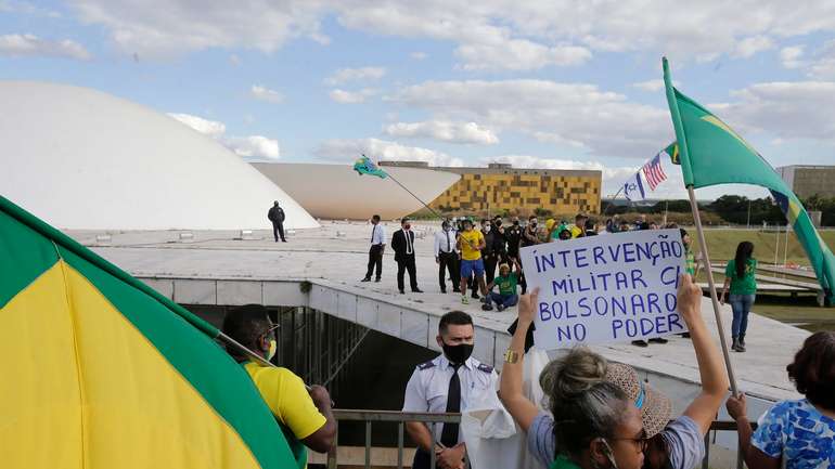 Збройні сили не втручатимуться у політику — президент Бразилії
