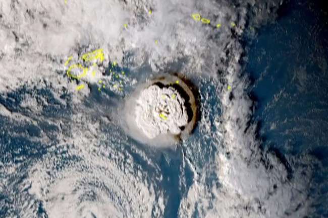 Кадри з японського супутника Himawari-8 показують виверження вулкана, яке спровокувало цунамі на Тонга.
