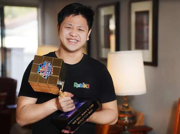 Юнак з діагнозом аутизм встановив світовий рекорд зі збирання кубика Рубіка