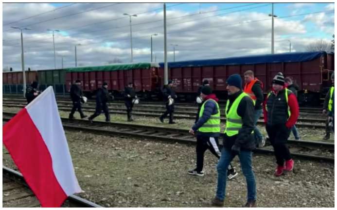 Польські протестувальники блокували пасажирський поїзд з України