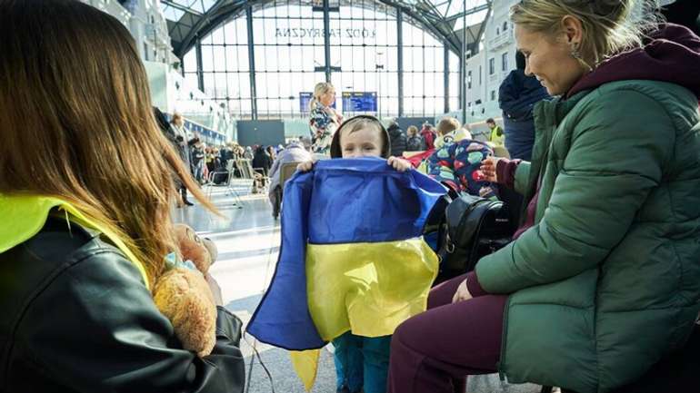 Українські матері вивозять синів за кордон, побоюючись могилізації