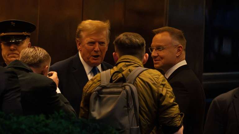 Колишній президент США Дональд Трамп вітає президента Польщі Анджея Дуду в Трамп-тауер у Нью-Йорку