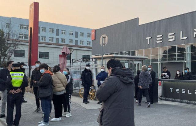 У Китаї сотні власників Tesla протестували через несподіване зниження цін_1