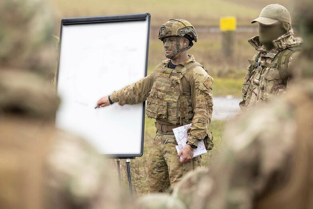 Австралійські інструктори навчають піхотної тактики українських військових у Британії_1