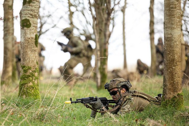 Австралійські інструктори навчають піхотної тактики українських військових у Британії_3