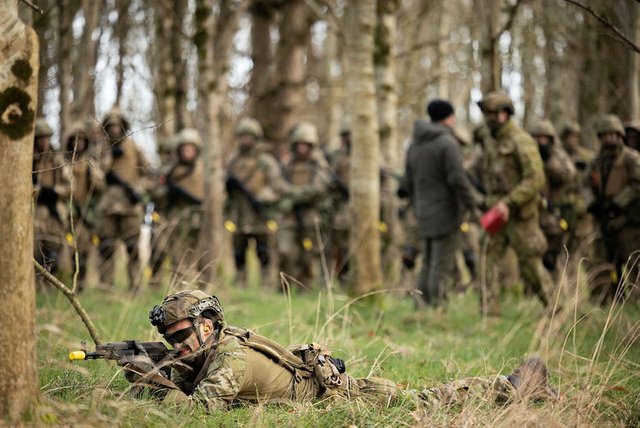 Австралійські інструктори навчають піхотної тактики українських військових у Британії_4