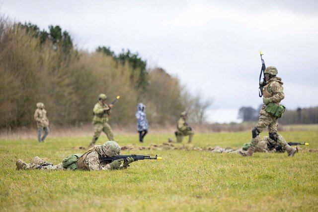 Австралійські інструктори навчають піхотної тактики українських військових у Британії_6
