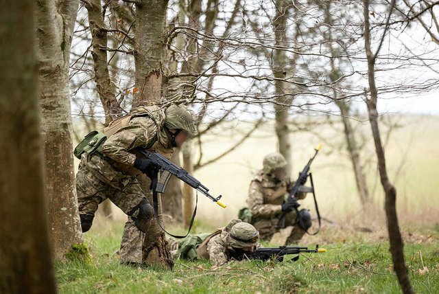 Австралійські інструктори навчають піхотної тактики українських військових у Британії_7