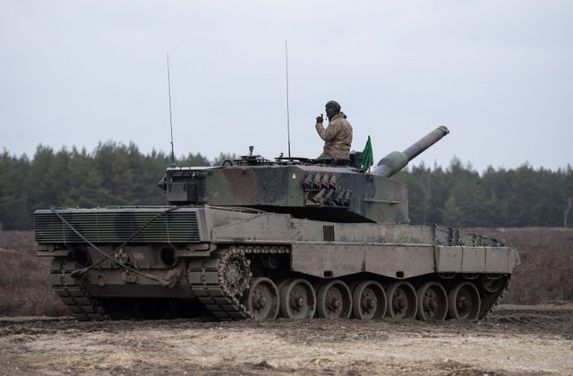 Українські військові навчаються на танках Leopard у Польщі_1