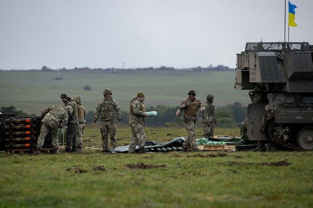 Міноборони Британії показало, як українські артилеристи опановують САУ AS90_1