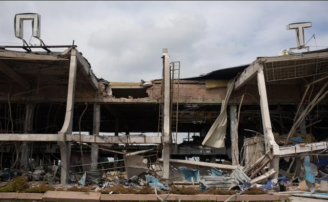 Знищений російськими ударами термінал аеропорту в Миколаєві, 22 квітня 2022 року.