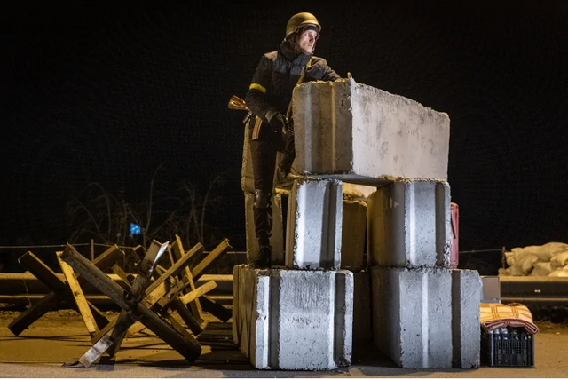 Боєць Територіальної оборони на одному з блокпостів у Києві, 5 березня 2022 року. Боєць Територіальної оборони на одному з блокпостів у Києві, 5 березня 2022 року.