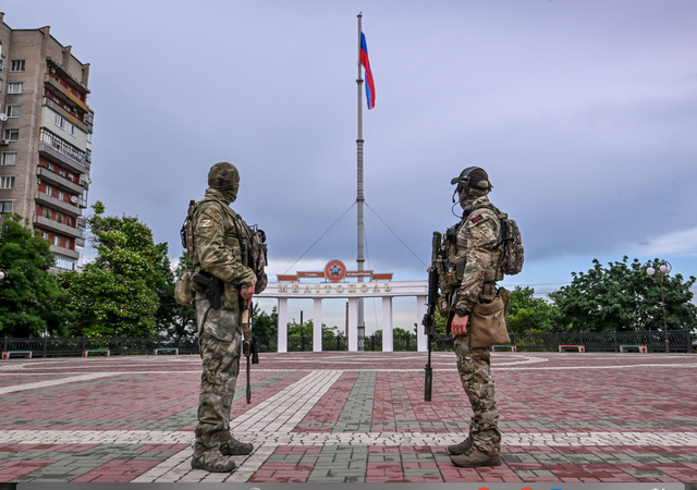Російські війська в окупованому Мелітополі, 14 червня 2022 року. Російські війська в окупованому Мелітополі, 14 червня 2022 року.