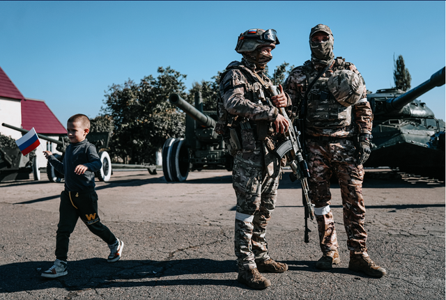 Російські військові на відкритті меморіалу на Савур-Могилі в окупованій частині Донецької області, 30 вересня 2022 року. Російські військові на відкритті меморіалу на Савур-Могилі в окупованій частині Донецької області, 30 вересня 2022 року.