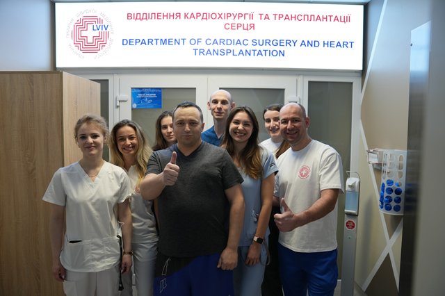 У Львові провели першу в Україні операцію на серці із застосуванням робота Da Vinci_5