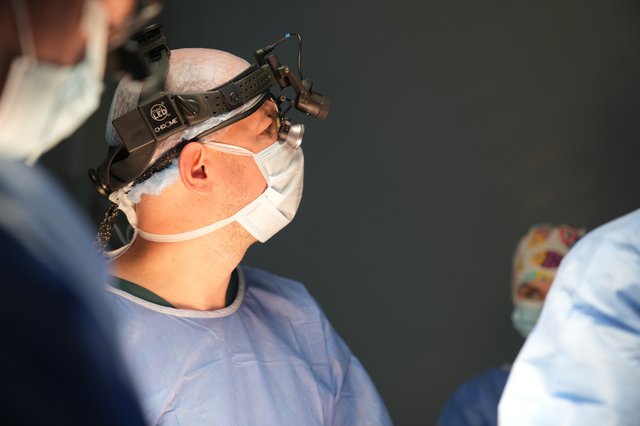 У Львові провели першу в Україні операцію на серці із застосуванням робота Da Vinci_1