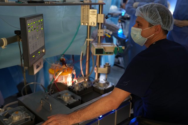 У Львові провели першу в Україні операцію на серці із застосуванням робота Da Vinci_2