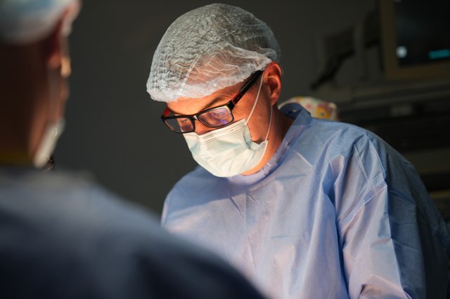 У Львові провели першу в Україні операцію на серці із застосуванням робота Da Vinci_3