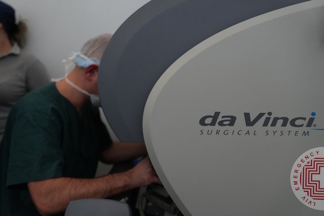 У Львові провели першу в Україні операцію на серці із застосуванням робота Da Vinci_4