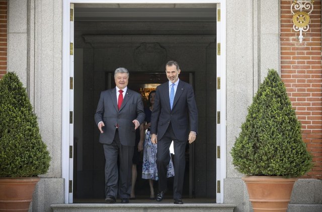 Як на зустріч з королями одягаються лідери держав та кіоскери з акторами-ухилянтами_12