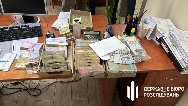 На Хмельниччині ДБР викрило керівницю МСЕК та її сина на незаконному збагаченнні_5