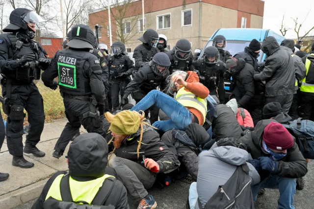 У Німеччині спалахнули масові протести на тлі конференції ультраправої партії AfD_1