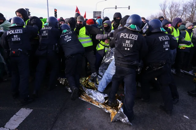 У Німеччині спалахнули масові протести на тлі конференції ультраправої партії AfD_4