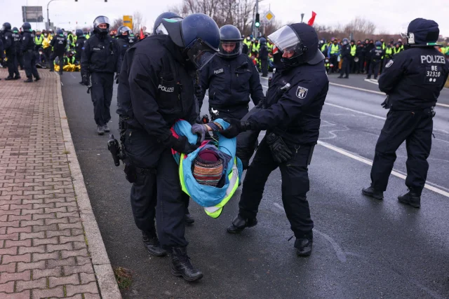 У Німеччині спалахнули масові протести на тлі конференції ультраправої партії AfD_6